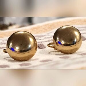 Vintage goldtone clip on earrings